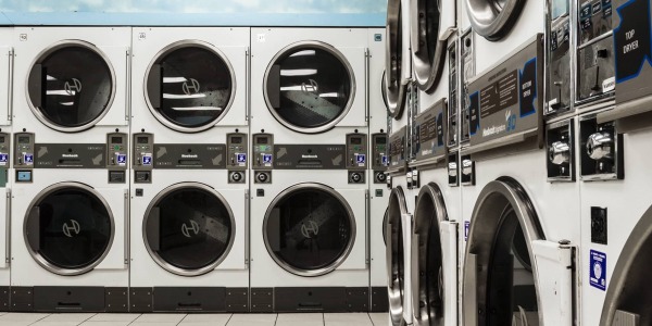 Como ahorrar dinero y espacio en una lavandería industrial con la elección de los productos